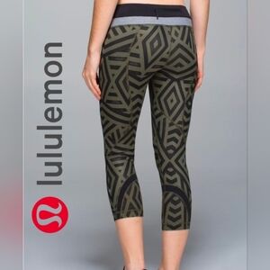 Lululemon Run: Inspire Crop II *All Full-On Luxtreme Chevron Shuffle EUC Size 4